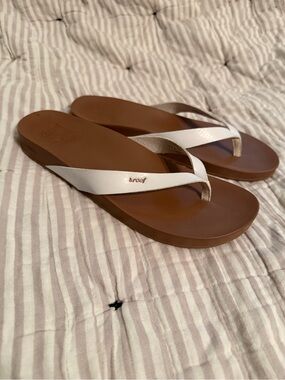 Reef Women's Cushion Court white flip flops size 7